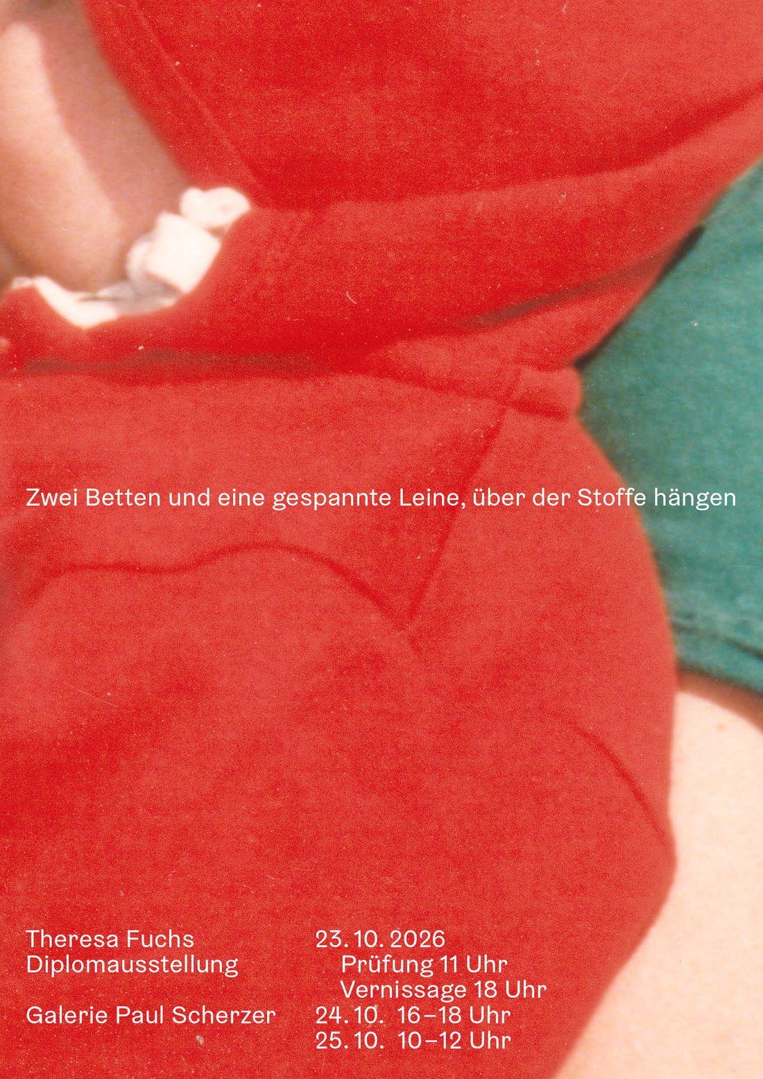 Zwei Betten und eine gespannte Leine, über der Stoffe hängen